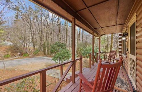 Picturesque Riverside Cabin with Fireplace and Porch - Foto 16