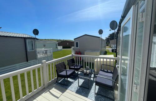 Golden Dunes Retreat, Dog-Friendly Stay at Par Sands Holiday Park, Cornwall - Foto 1