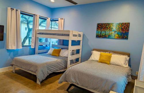 Upscale Modern Hill Country Home! Has it ALL! - Foto 29