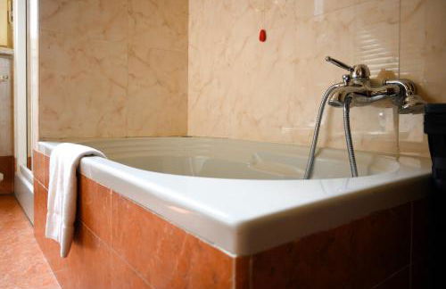 Villa panoramica con Jacuzzi privata tra Firenze & Lucca ,3 camere, 4 bagni - Foto 25