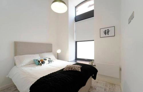 Central Leeds 2 Bed Apartment Sleeps 6 - Photo 5