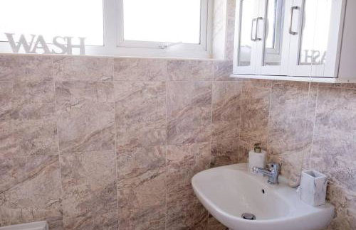 Spacious Cosy 3-Bedroom Home - Photo 12