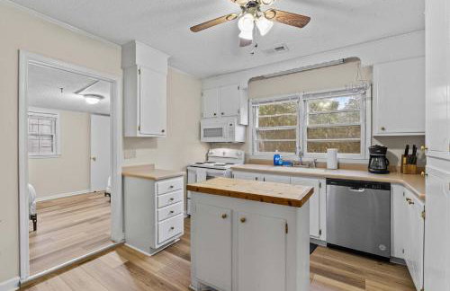 The Mid-Century Hub Close to Everything - Photo 11