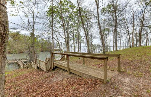 Patio and Pool Table Lake Marion Getaway - Foto 35