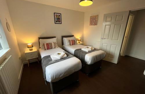 Stylish 2 Bed Riverside Flat, Single or Kingsize beds, Free Parking - Photo 6