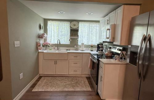 The Rose Cottage at The Carriage House - Photo 7