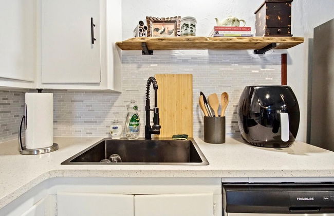 Modern Rustic 3 -bedroom 2 Bathrooms Carport - Photo 8