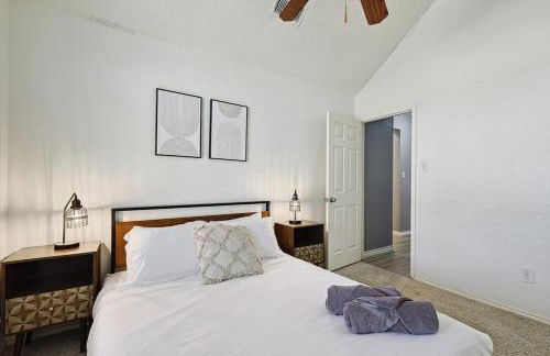 Deluxe Poolside Home, Modern 5BR with Gaming Room - Foto 27