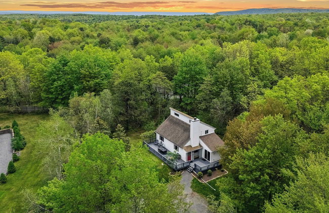 Inn the Poconos by Avantstay Private Lake Access Enclosed Hot Tub - Photo 51