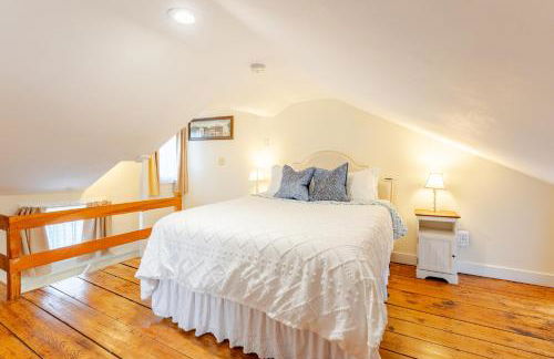 The School House Cottage, Historic 1BR Mystic River Stay Near Seaport - Foto 1