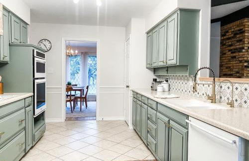 Designer Single Story 4 bed 3 bath home in mid-century style with big backyard and garage - Foto 16