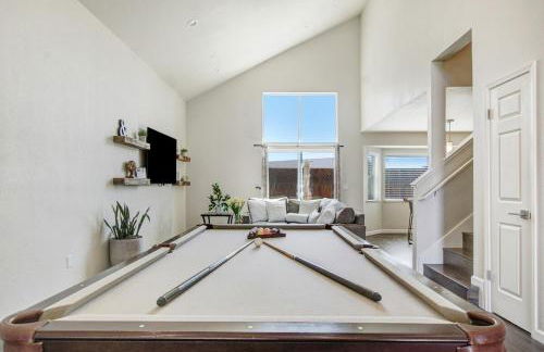 Game Night Meets Wine Country Elegance - Foto 17