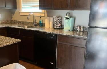 Chic & Cozy 1-bedroom Apartment with Free Parking - Foto 1