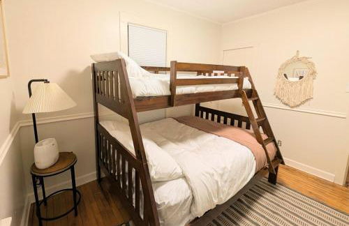 Elegant Linden Hills Home Family-Friendly Walk to Lake - Foto 8