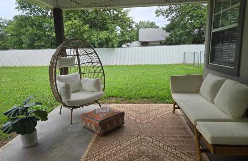 Pet Paradise on Main Fenced Yard Included - Foto 4