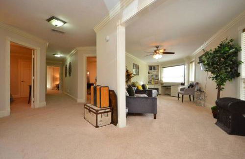 Crosby Backyard Oasis with Weekday Specials! - Foto 80