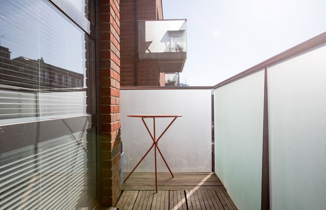 Luxury 2-bed Flat, Parking and Close to the Tube - Photo 16