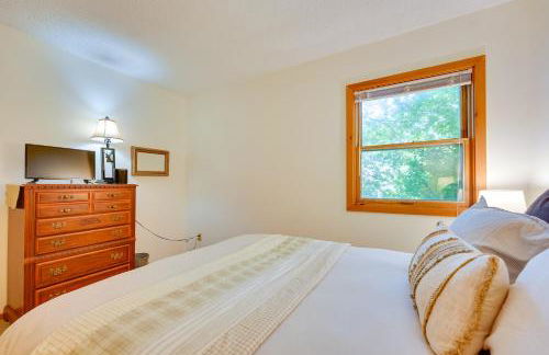 Lakefront Queensbury Home Kayaks and Boat Dock - Foto 17