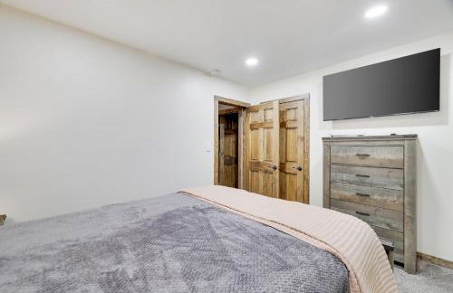 Whiskey Pines Retreat! Single Level Home, Outdoor Firepit, AC, BBQ! Sleeps 9 in Lake Harmony! - Foto 29