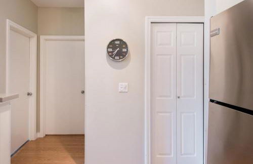 City Water View Oasis with Pool & Gym near Cruise in Heart of Seattle - Foto 21