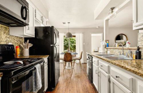 Serene SoCo Escape, Walk to Cafes and Free Parking - Photo 33