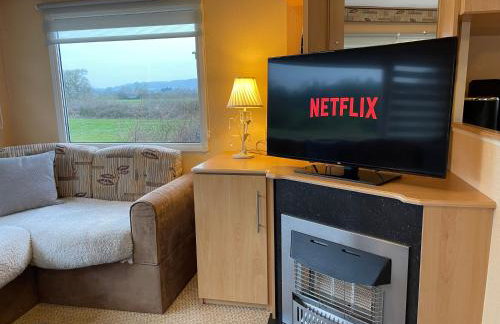 Caravan 5 by The River Severn, dog friendly, great for contractors, walkers and fishing on the river - Photo 2