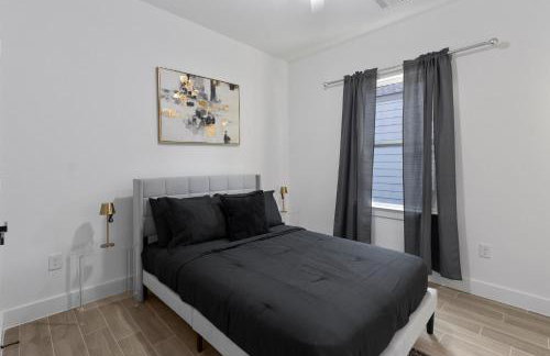 Chic Grey Escape Close to Downtown Fun - Foto 6