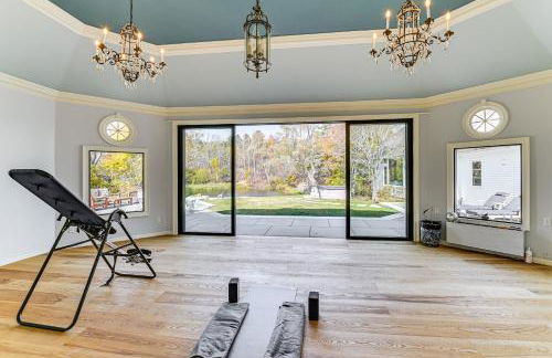 Ambient Manchester Village Abode with Deck and Pond! - Foto 23