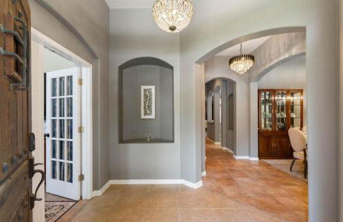 Modern 4BR Home w WiFi by Dell Diamond - Photo 29