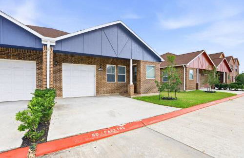 O30A Single-Story 2BR Townhome w King Beds, Workspace, Yard - Foto 23