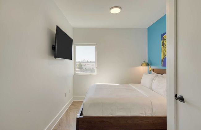 Dual Bachelor Pads w/ Rooftop Lounge & Games Sleeps 26 5 Min to Broadway - Foto 26