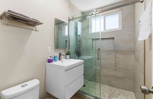 Cozy 2BR Home With Bright Interior Relaxing Patio - Foto 25