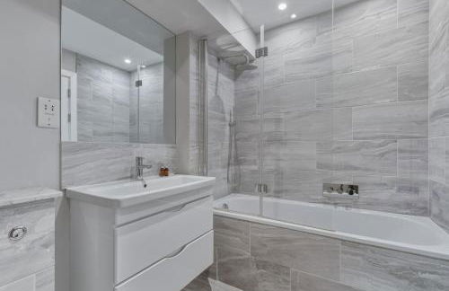 Stylish 2BR Retreat Steps from Kings Cross - Foto 20