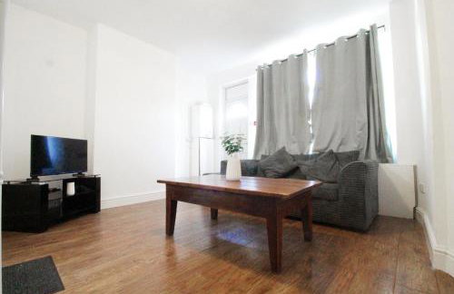 1 bedroom flat, next to Train ST - Foto 1