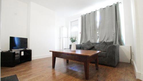 1 bedroom flat, next to Train ST - Foto 1