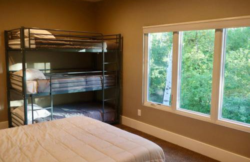 25-Bed, Amenity-Rich Estate in a Private Forest - Foto 25