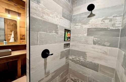 Cozy Wood-Interior Lodge with Screened Patio, Fire-Pit Table, Grill & Fast WiFi in Goreville, Illinois - Photo 16