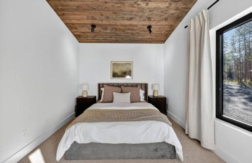 The Luxe House | Upscale Cabin w/ Hot Tub & Fire Pit! - Foto 17