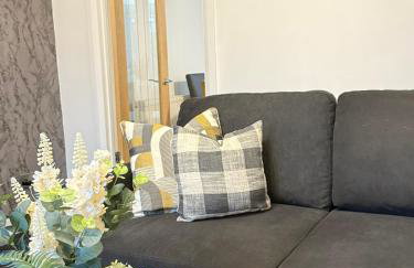 Wigan 2-Bedroom Modern house - Cozy & Relaxing Stay - Photo 1
