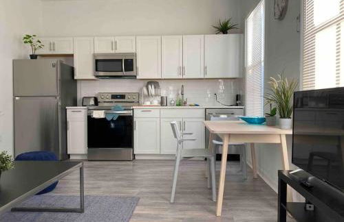 Chic Bungalow Apartment steps from Armature Works & Downtown Riverwalk - Foto 1