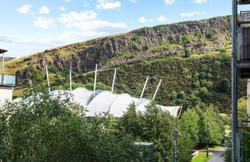 Central 2BR Park Royal Apartment with Balcony and Parking - Photo 8