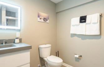 Near Downtown-2 En-Suites - Garage - Sleeps 9 - Foto 35