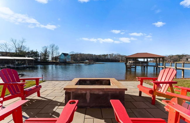 Pleasant Cove Waterfront Getaway With Fire Pit, Deck, and Lake Views - Foto 1