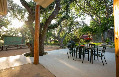 Private Luxury Getaway | Fire Pit | Near Weddings - Photo 33