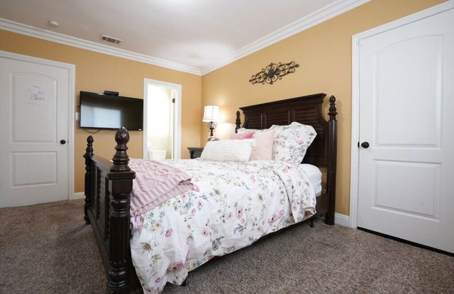 Classy 4 Bedroom 3 Bath Pool Home 3/4 Mile Walk To Disney - Foto 4