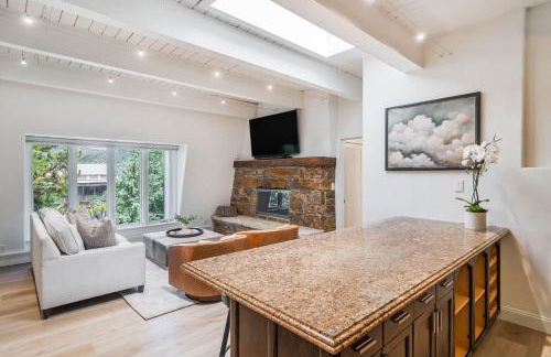 1 Block to Gondola Updated Top-Floor 2BR 2BA - Foto 13