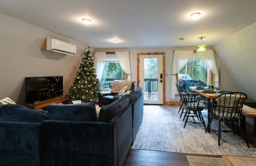 Secluded Forest Cabin with Hot Tub and Private Waterfall - Foto 38