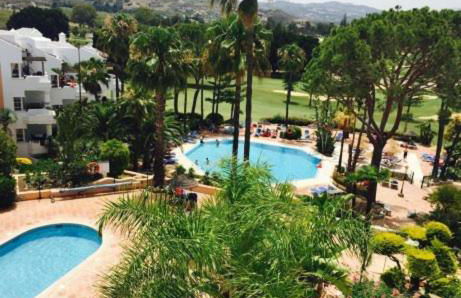 Stylish one bed apartment at Matchroom Country Club - Photo 4