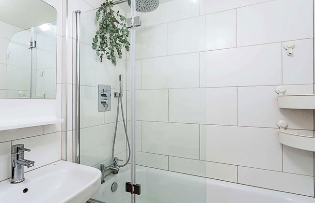 London Docklands Retreat - Photo 12