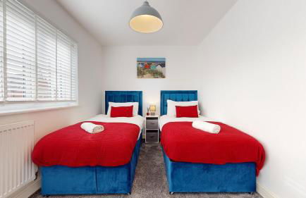 Rare find - new build 3 bedroom house near Cheshire Oaks - Photo 30